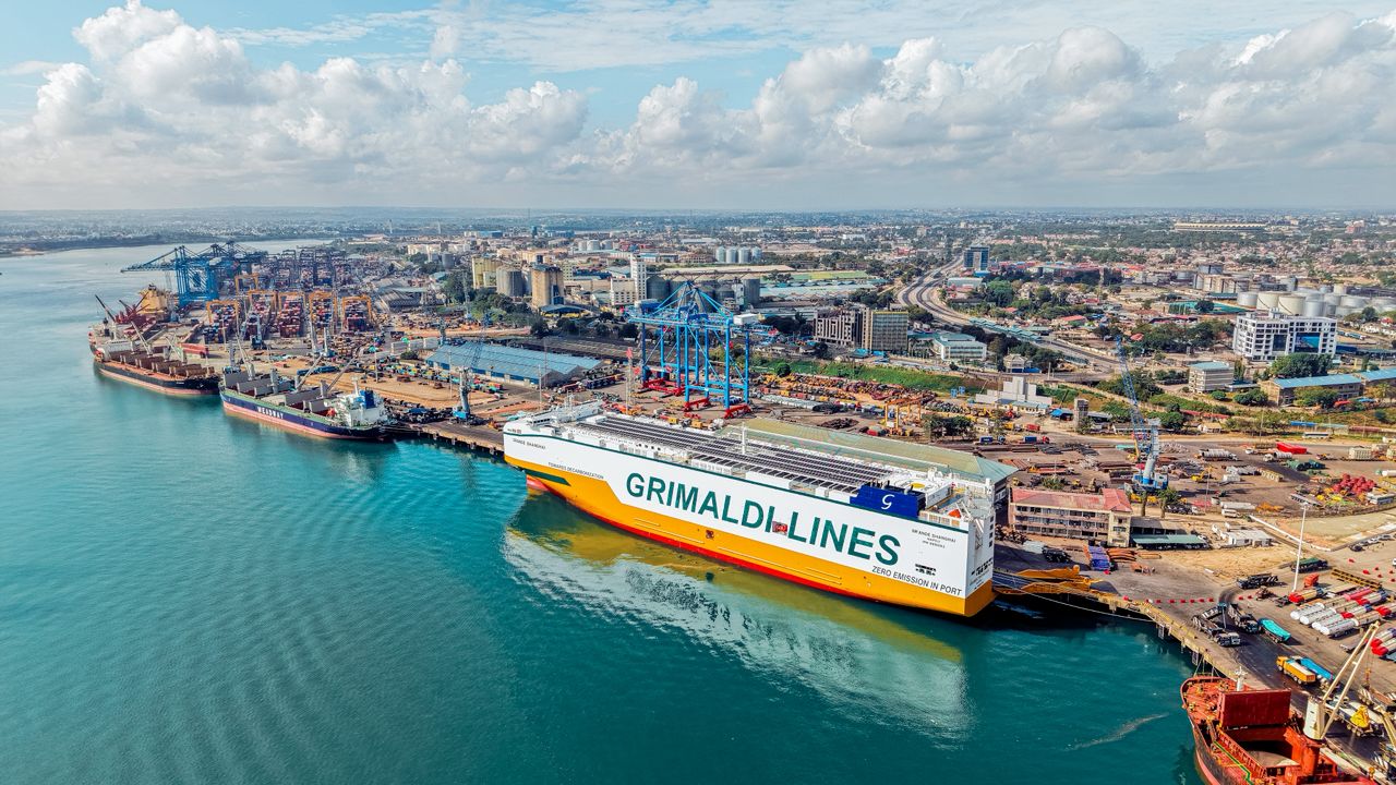 MV GRANDE SHANGHAI IMEWASILI KUTOKA NCHINI CHINA NA KUWEKA HISTORIA KATIKA BANDARI YA DAR ES SALAAM 