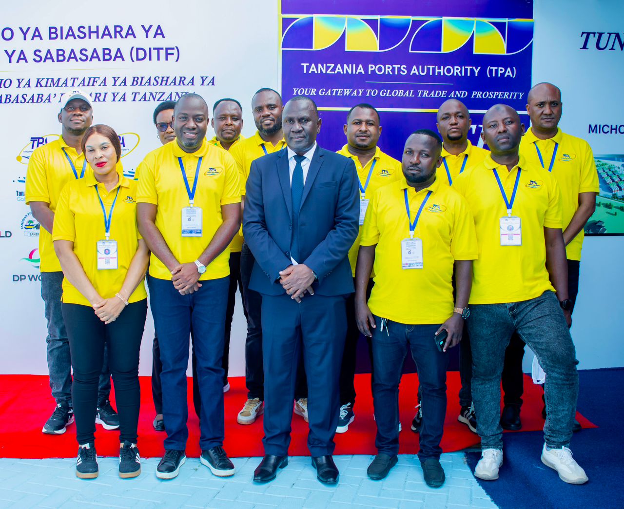 KATIBU MKUU WA WIZARA YA UCHUKUZI ATEMBELEA BANDA LA TPA, DP WORLD NA TEAGTL KATIKA MAONESHO YA SABASABA 