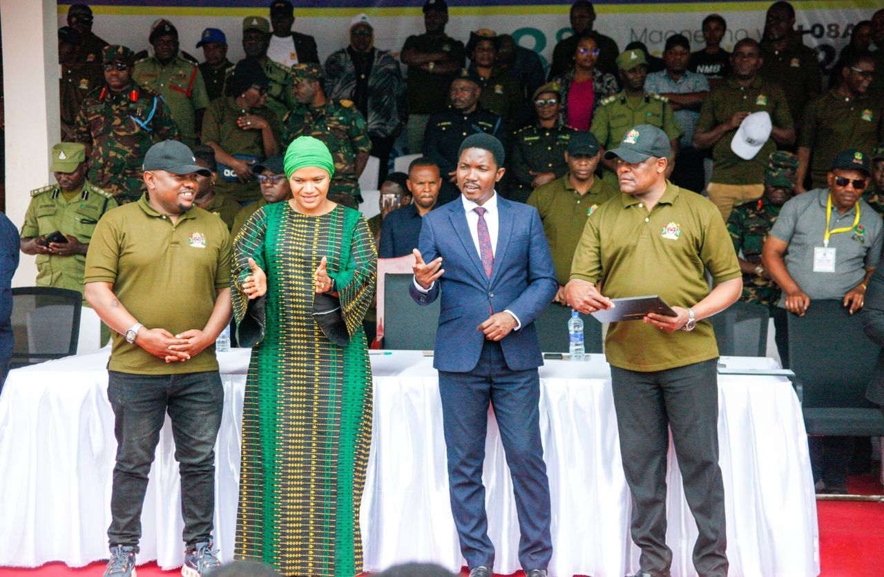 WAZIRI WA VIWANDA NA BIASHARA AMETEMBELEA BANDA LA BANDARI YA MTWARA KATIKA MAADHIMISHO YA SIKUKUU YA NANE NANE JIJINI LINDI