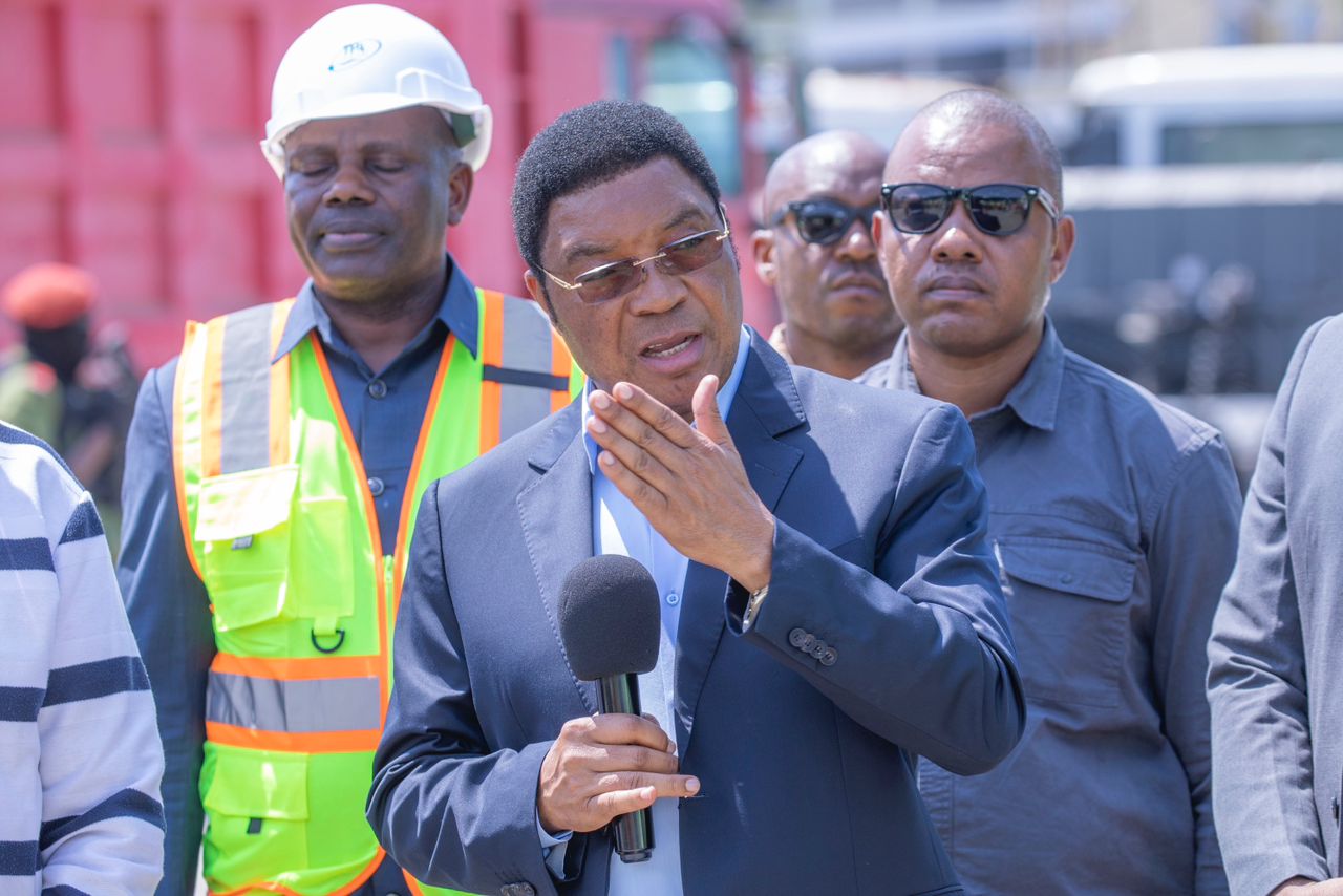 WAZIRI MKUU AMEKAGUA MABASI 99 YA MWENDO KASI KATIKA BANDARI YA DAR...