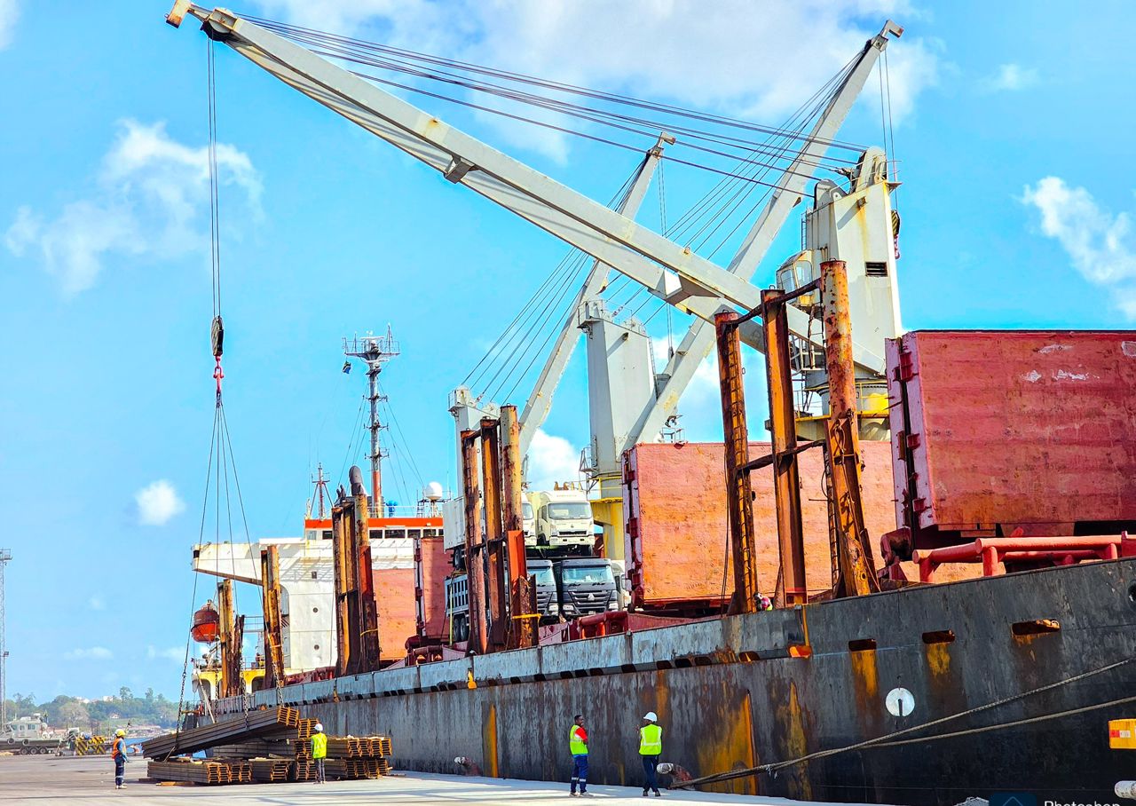 MV SEA ARIES INAENDELEA KUHUDUMIWA BANDARI YA MTWARA IKIBEBA MITAMBO NA VIFAA...